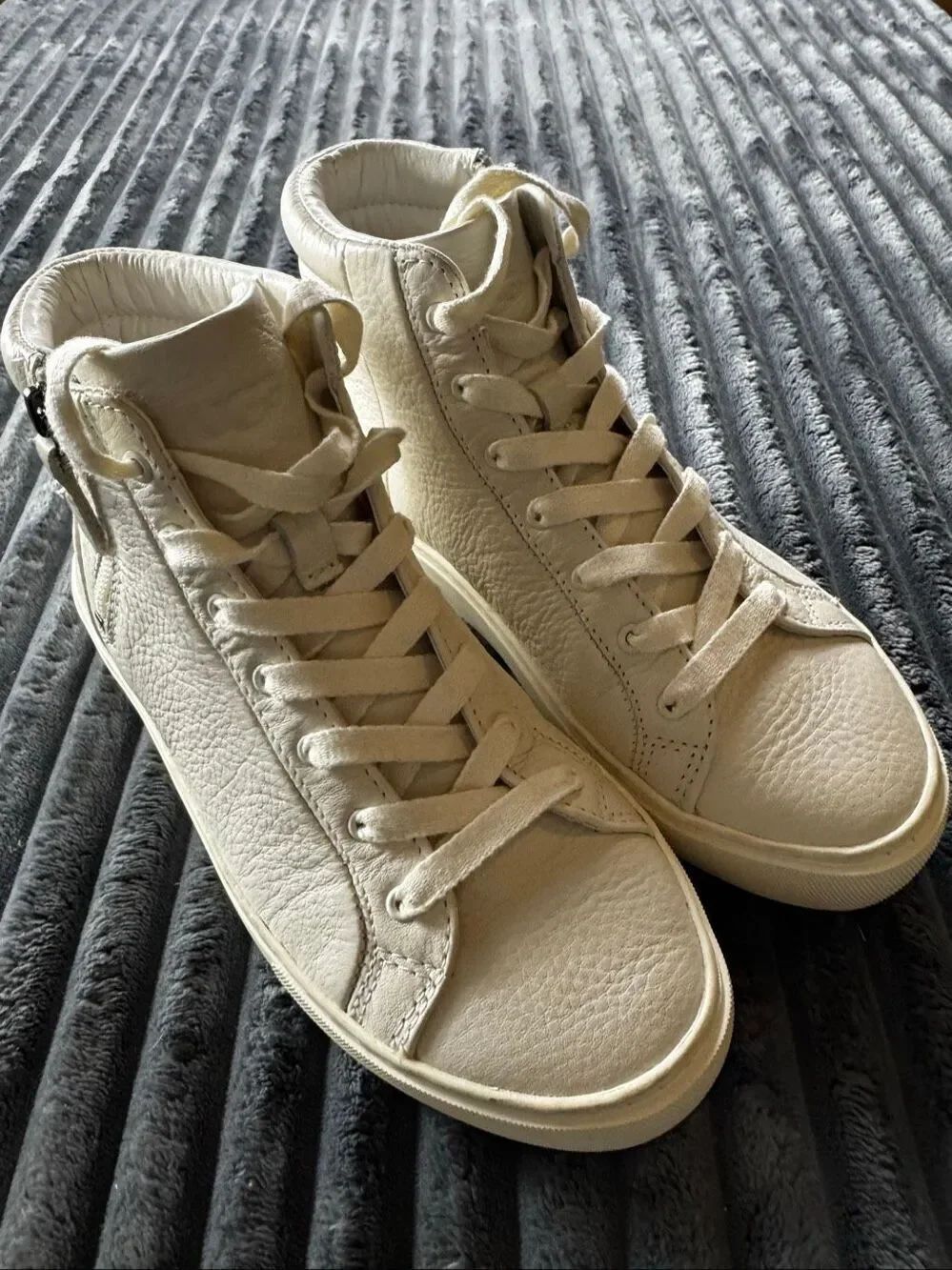 NWOT Ugg Womens White Hi Tops Size 6